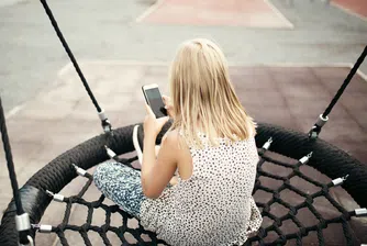 Защо все повече родители по света отказват да дават смартфони на децата си
