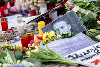 Арестувани са над 100 души, поднасящи цветя в памет на Навални