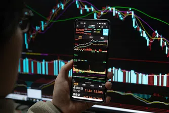 Инвеститорите оценяват понижението на рейтинга на САЩ от Moody's и икономическите данни за Китай