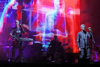 Massive Attack махат музиката си от Spotify в протест срещу основателя на платформата