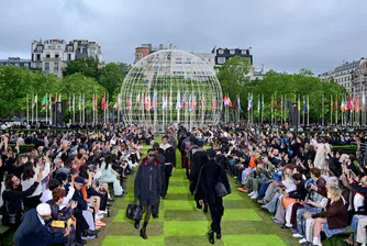 Светът е ваш: Louis Vuitton представи новата си колекция на покрива на ЮНЕСКО в Париж