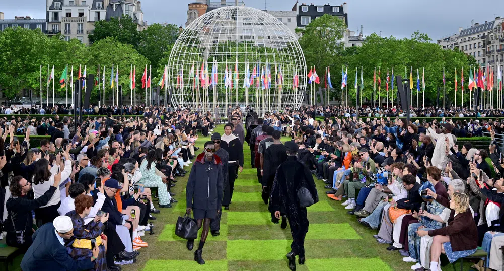  Светът е ваш: Louis Vuitton представи новата си колекция на покрива на ЮНЕСКО в Париж 