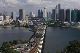 Гражданите, пътуващи с автомобил между Сингапур и Малайзия, могат да показват само генерирани QR кодове на граничния пункт, вместо паспортите си