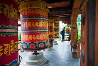 Премиерът на Бутан обмисля вдигане на туристическата такса от 100 долара