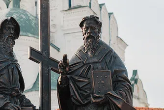 Управленските елити оставят зад себе си история. Елитът на интелигенцията чертае бъднините на цели нации, а Кирил и Методий пренаписват съдбата на всички славяни
