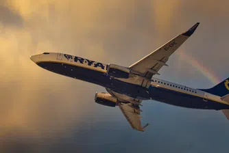 Тримесечната печалба на Ryanair се е сринала с 46%, акциите продължиха загубите