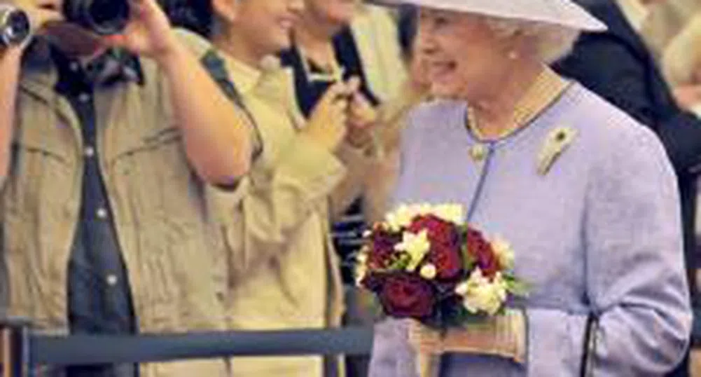 Модната къща, която облича британската кралица, e пред фалит