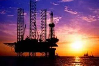 Петролът отстъпва от рекордните си нива след поскъпването на долара