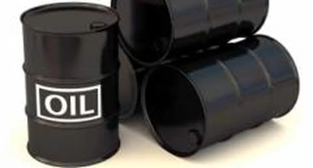 Петролът пада с 11% за седмицата до под 129 долара за барел