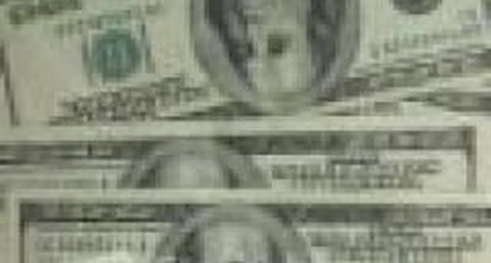 Доларът продължава рекордния си спад