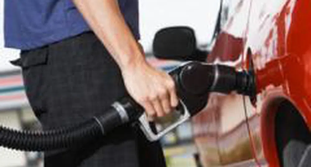 "Лукойл" намалява от днес заводските цени на горивата