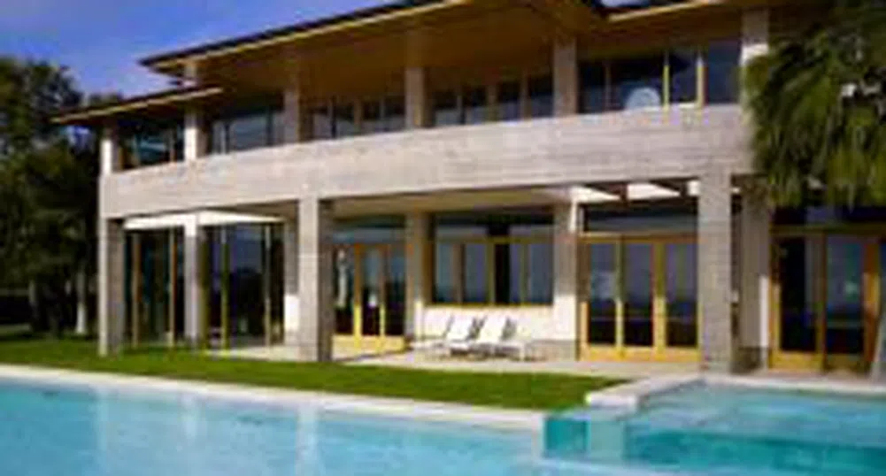 Обикновените къщи с басейн изместват луксозните във Франция