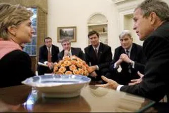 Хилари Клинтън: Буш е изложил на риск националната сигурност заради външния дълг