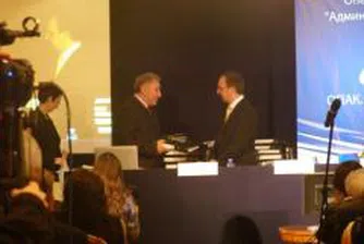 Николай Василев връчи договорите на първите бенефициенти по ОПАК