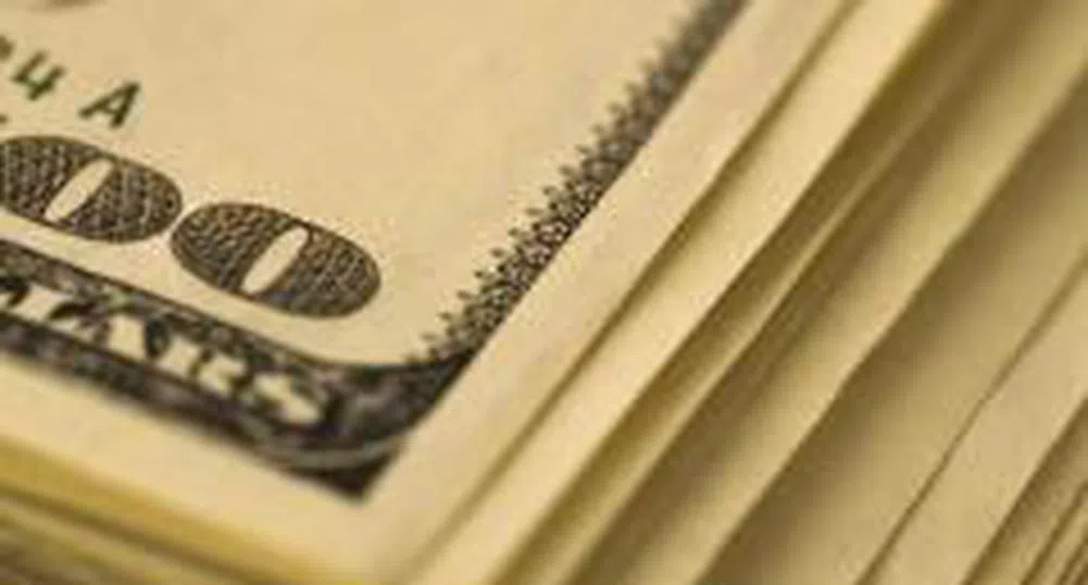 Доларът нарасна до едногодишен връх срещу другите валути