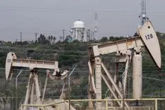 ОПЕК намалява добива на петрол