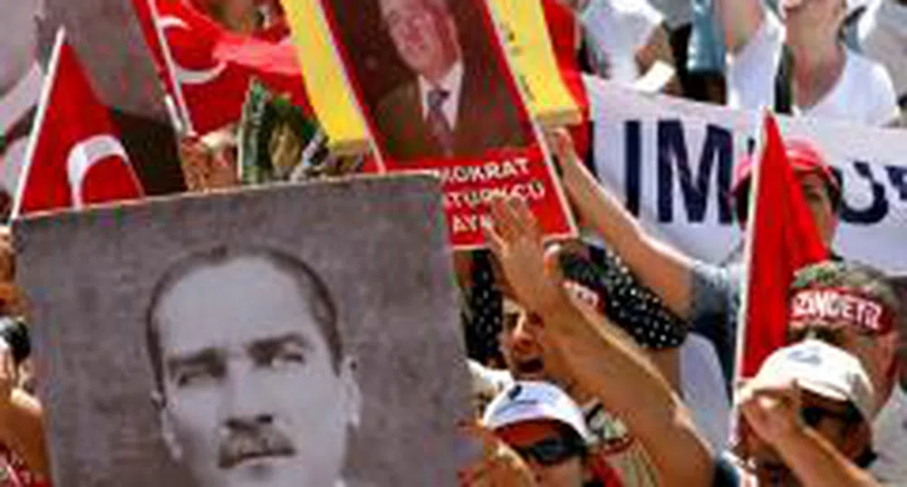 Турция си пое дъх, ЕС призова Анкара да ускори реформите