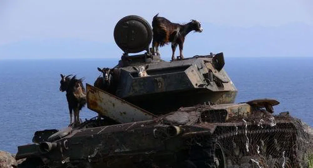 Танкове атакуват плажовете в Албания