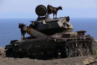 Танкове атакуват плажовете в Албания