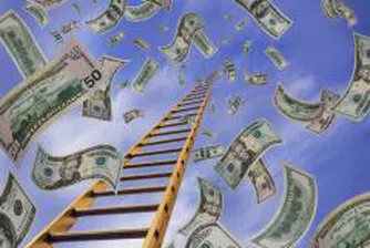Инфлацията топи парите в банките