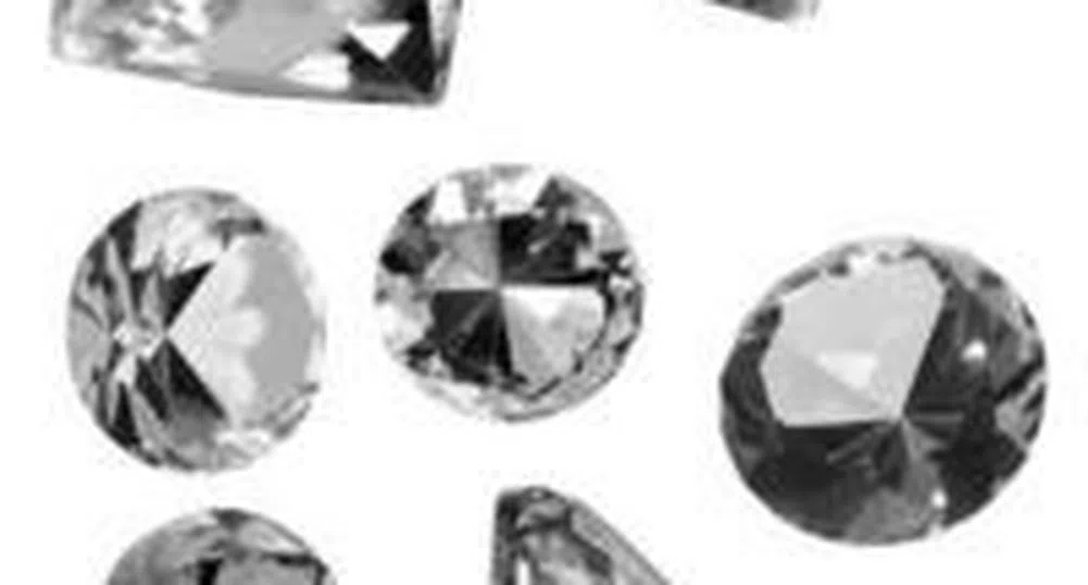 Японска бижутерия раздава безплатно диаманти