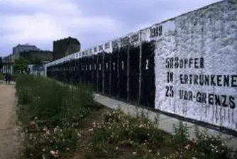 Продават парчета от Берлинската стена