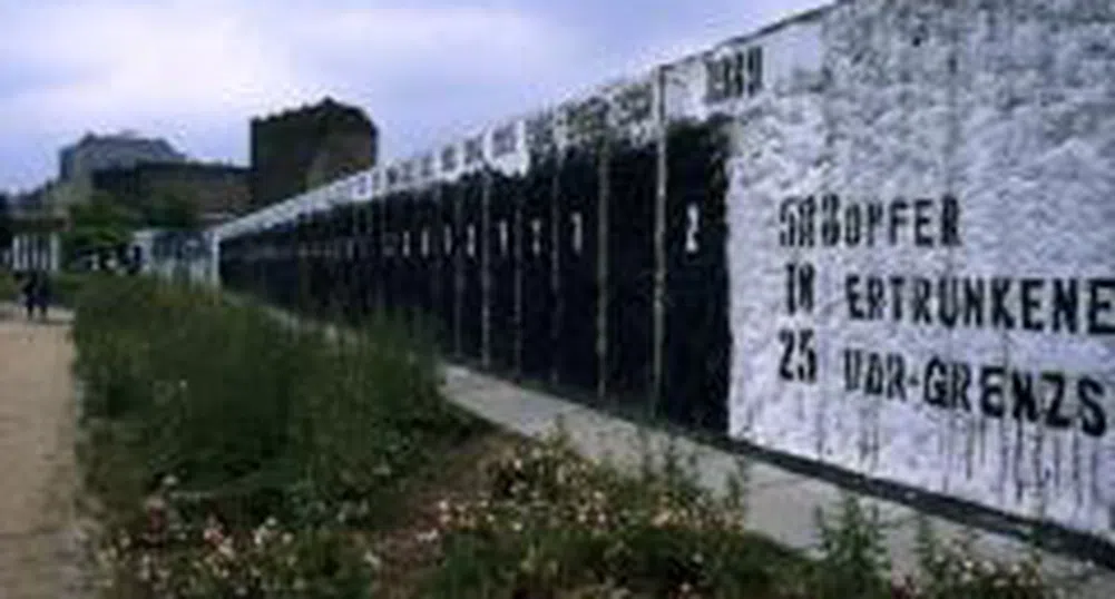 Продават парчета от Берлинската стена
