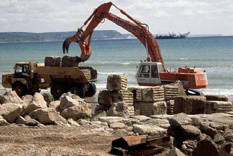 Събарят незаконни строежи по морето