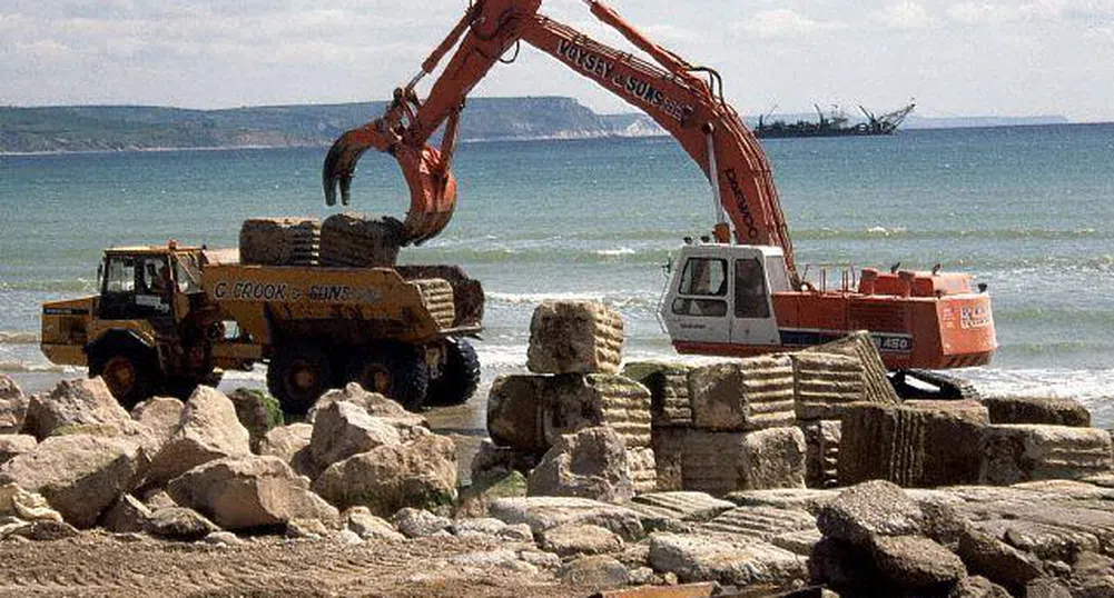 Събарят незаконни строежи по морето