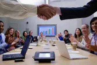 Сделките по сливания и поглъщания намаляват с 32% за първите три месеца