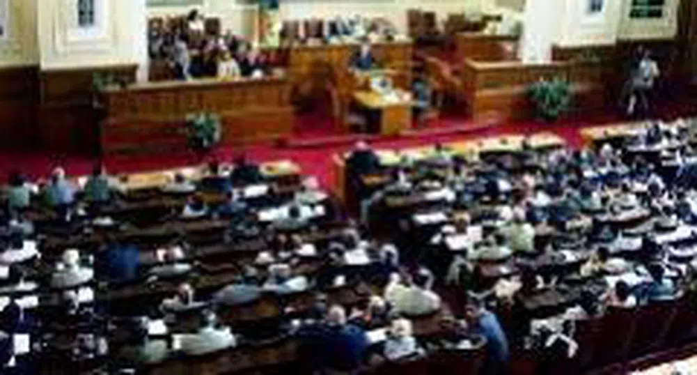Парламентът гласува промени в Закона за държавния служител
