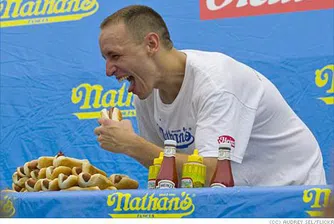 Американец чупи рекорда си по бързо ядене на хот-дог