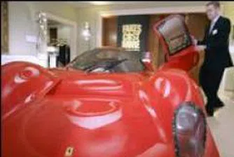 Фалшиво Ферари е атракцията на изложение на пиратски стоки в Брюксел