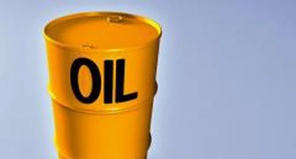 Петролът губи над един долар след ръста на запасите в САЩ