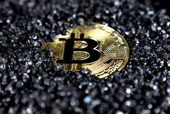 Срив или просто корекция? Биткойн се възстановява след бурен уикенд