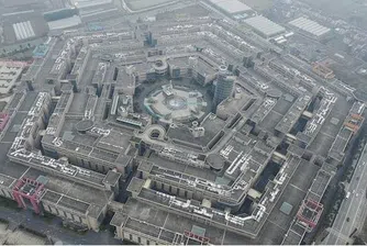 Никой не пазарува в този китайски мол, който е копие на Пентагона