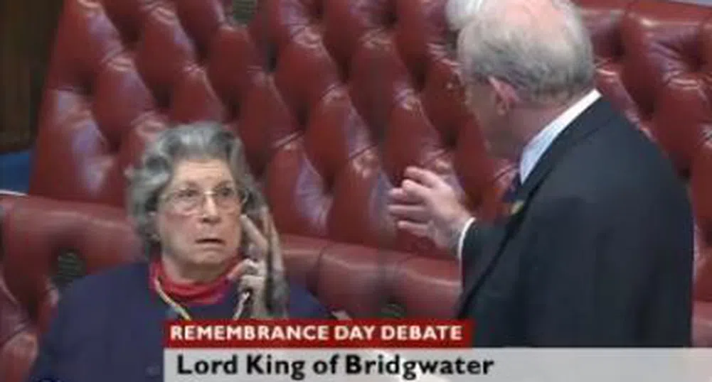 Баронеса на 89 г. показа неприличен жест в британския парламент