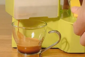 Преносима кафе машина прави еспресо без ток