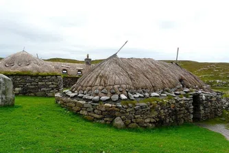 Покривът на тези къщи често се сменя и се използва за тор