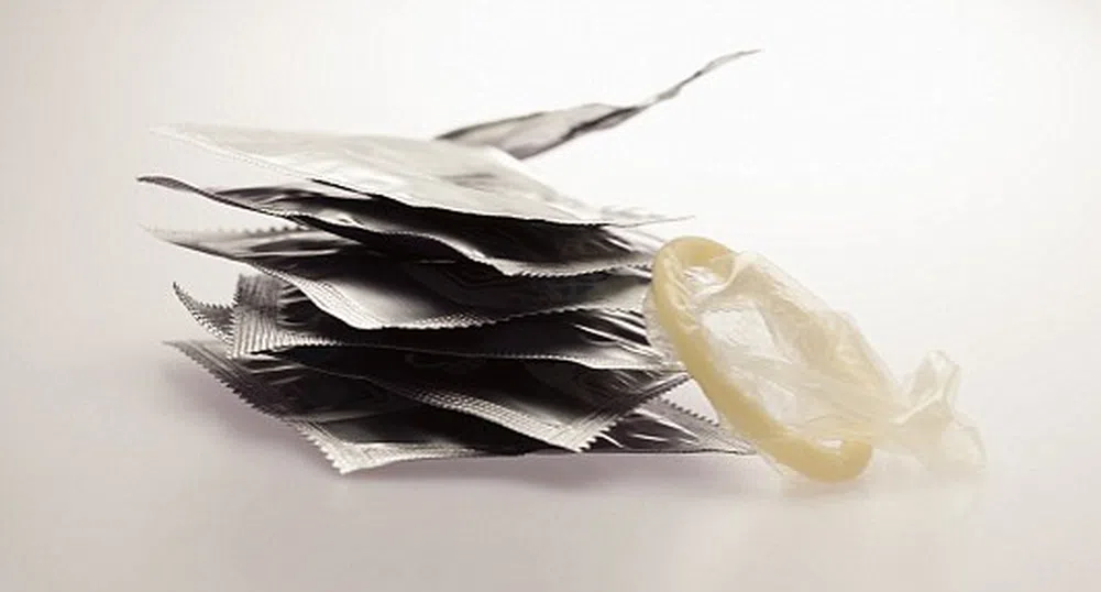 Осъдиха канадец за надупчен презерватив