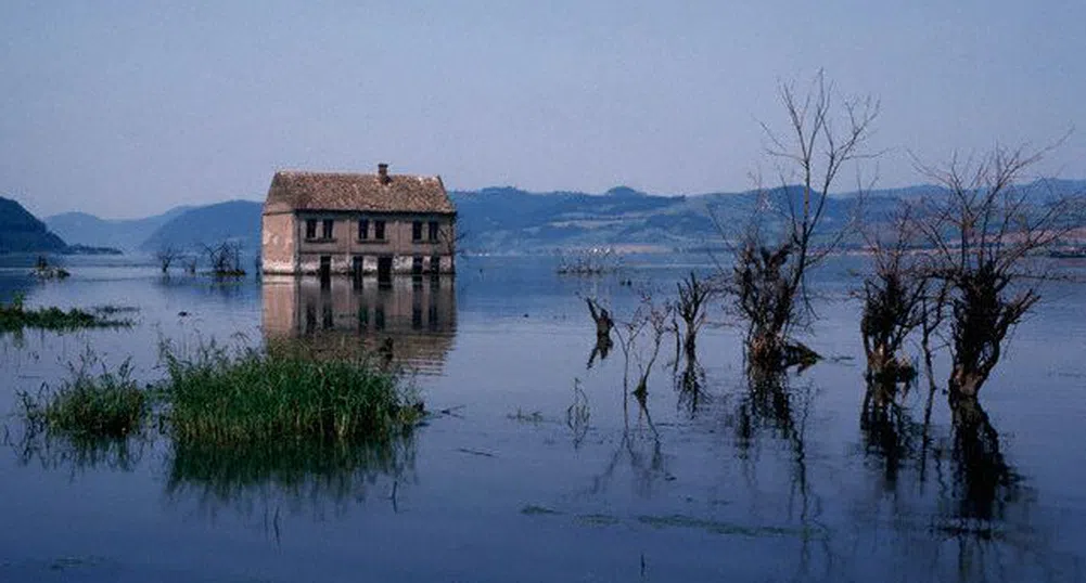 Водата напуска Мизия, но бавно