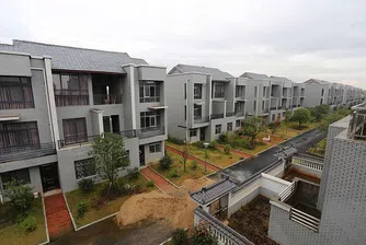 Китайски милионер построи безплатни къщи за цял квартал