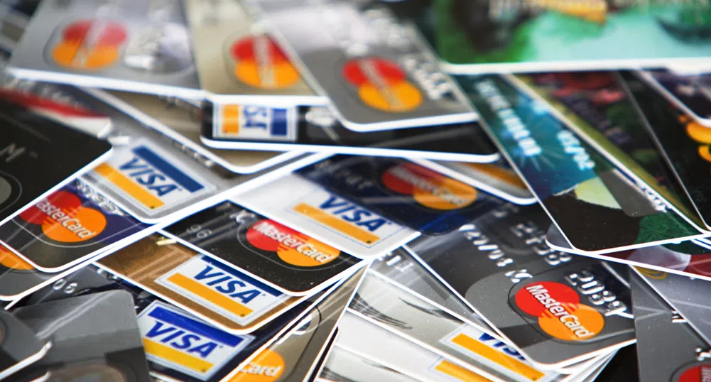 Колко харчат собствениците на различните кредитни карти?