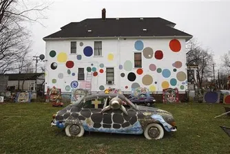 Художници разкрасяват изоставени къщи в Детройт