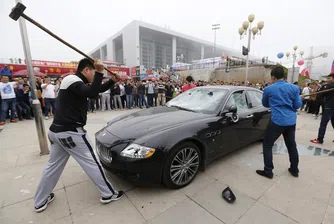 Китаец публично унищожи Maserati за 423 000 долара