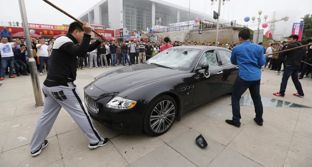 Китаец публично унищожи Maserati за 423 000 долара