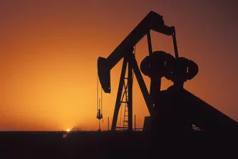Печалбите на петролните компании падат драстично