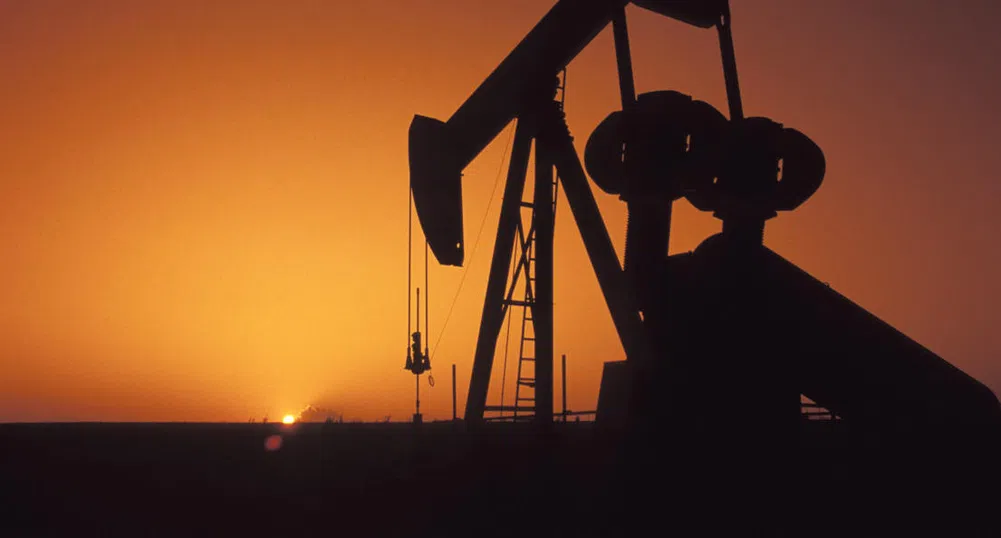 Печалбите на петролните компании падат драстично