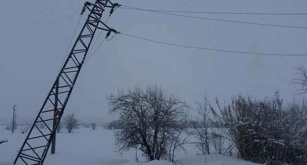 Близо 500 места в страната все още са без ток заради снега