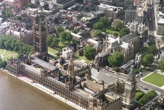 Какво се опитват да вкарат хората в британския парламент